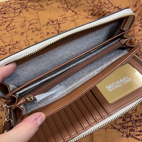 Brand New Michael Kors Large Travel Continental White/Lugg Center Stripe Wallet - Picture 13 of 15